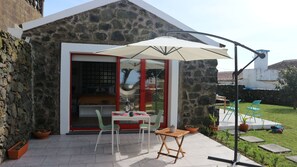 Outdoor dining - Casa do Poço - Little house, located in the heart of a calm and rural village. (Santa Bárbara)