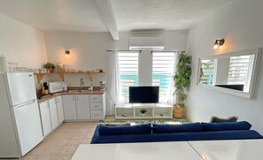 Appartement Panoramique, 2 chambres, bain à remous, vue océan | Coin séjour | TV connectée de 43 pouces avec chaînes numériques, Netflix