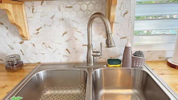Refrigerador con freezer, microondas, cafetera/tetera, tostadora