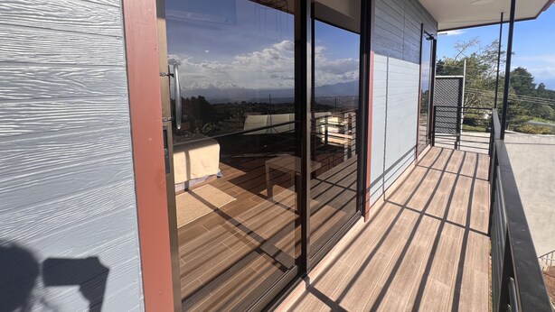 A balcony with a view of distant mountains and a clear sky. - Villazul 2 (Sabana Redonda)