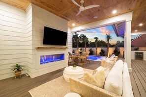 TV, lareira, mesa de pingue-pongue