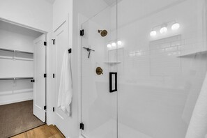 シャワー、ヘアドライヤー、タオル、石鹸