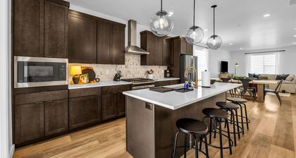 Modern Snowbasin Ski Retreat with Gorgeous Mountain Views Perfect for Families