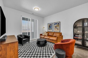 Smart TV, fireplace, books, stereo