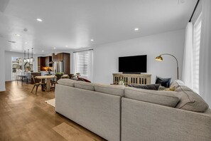 Smart TV, fireplace, books, stereo