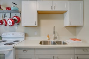 Fridge, microwave, stovetop, cookware/dishes/utensils - Cozy Oakland Studio Rental, 13 Mi to San Francisco (Oakland)