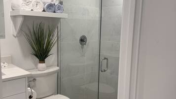 Haartrockner, Handtücher, Seife, Shampoo