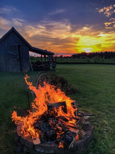 NEWLY Updated house 3 min to Lake Cadillac & Mitchell, KING bed. Lots of parking