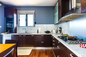 Refrigerador, microondas, parrilla de estufa y lavavajillas 