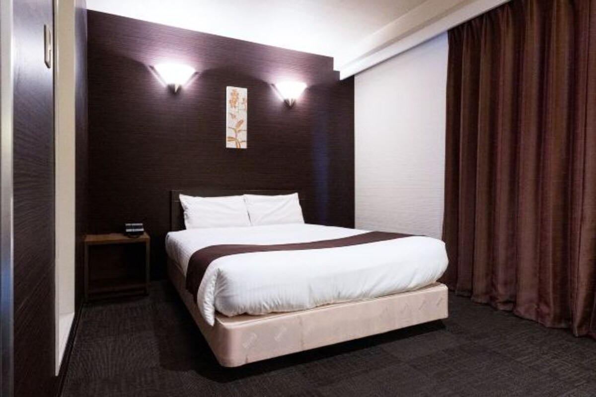 WiFi (free), bed sheets