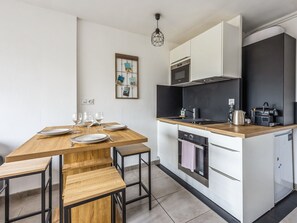 Fridge, microwave, oven, coffee/tea maker - Appartement Alfredo - Welkeys (Cabourg)