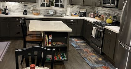 Exceptional Brand New Downtown Guesthouse 4 blks to mainstreet food brews shops