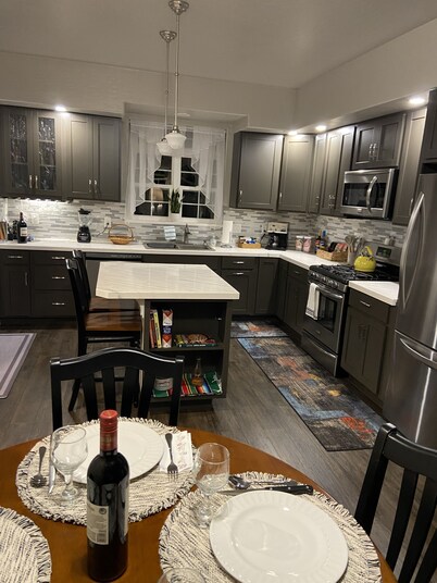 Exceptional  Brand New Downtown Guesthouse 4 blks to mainstreet food brews shops