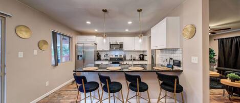 Réfrigérateur, micro-ondes, four, plaque de cuisson