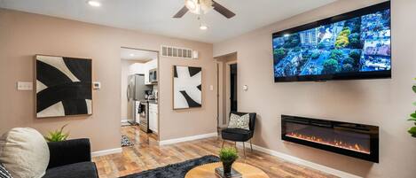 TV connectée, cheminée, livres