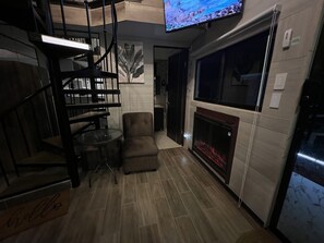 En 42-tommers LED-TV med digitale kanaler samt peis og TV-spill