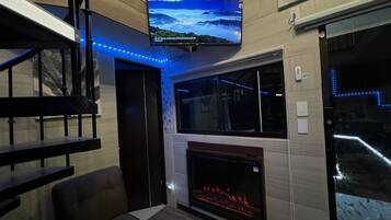 TV LED 42 polegadas com canais digitais, lareira, console de videogame