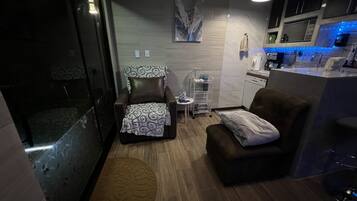 Een 42-inch ledtelevisie met digitale zenders en een open haard