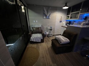 En 42-tommers LED-TV med digitale kanaler samt peis og TV-spill