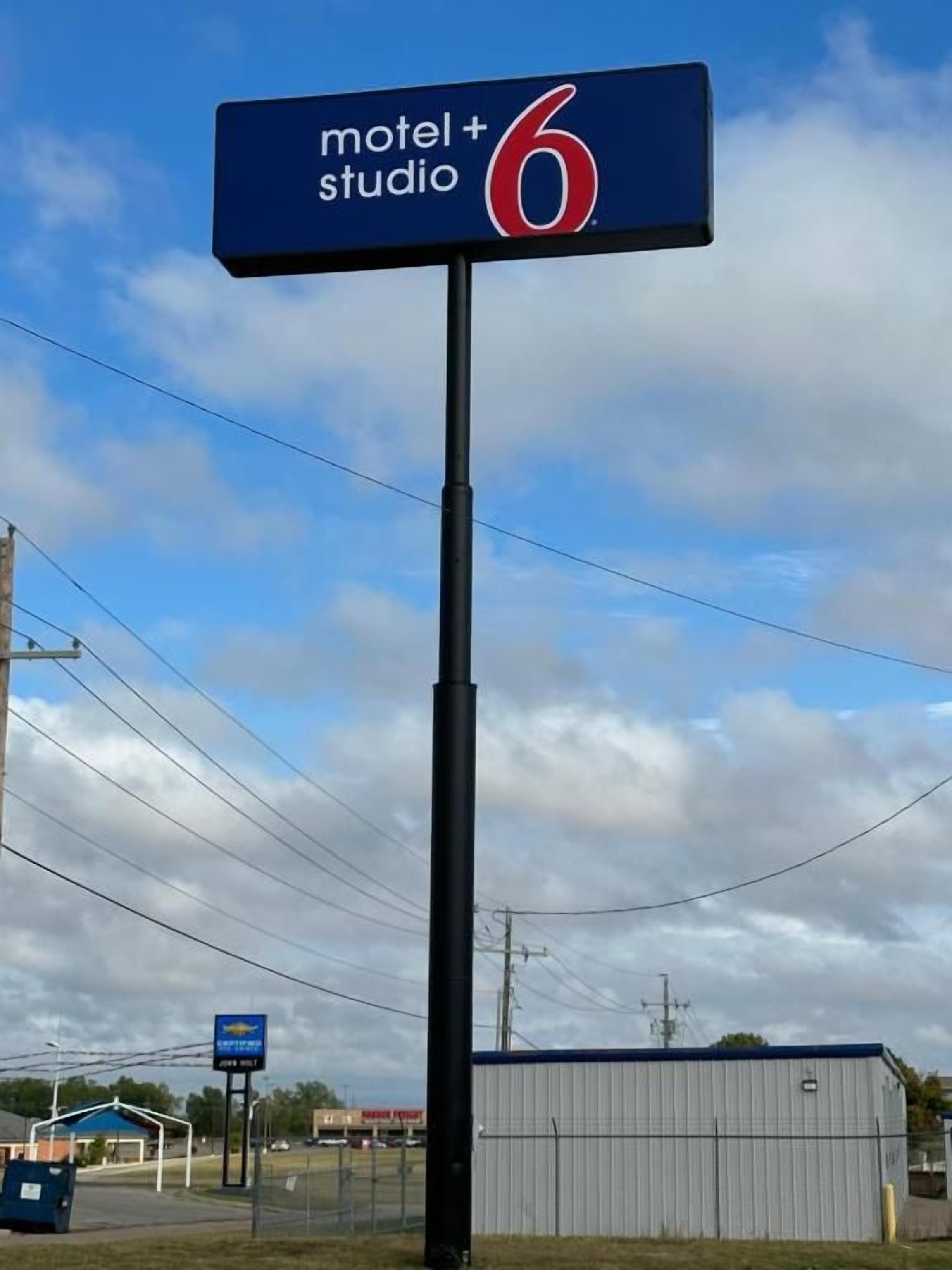 Letrero de motel con el número 6.