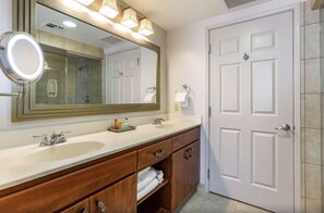 Toallas, jabón y papel higiénico