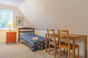 3 habitaciones, tabla de planchar con plancha y cuna de viaje