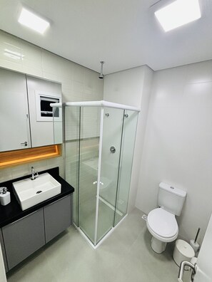 Dusche, umweltfreundliche Kosmetikartikel, Haartrockner, Bidet