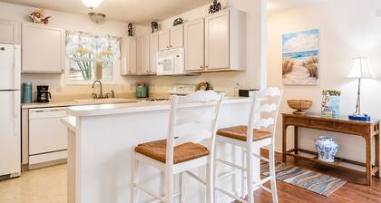 PERFECT LOCATION-VILLA W USE OF GOLF CART CLOSE TO SUMTER LANDING. ACTIVE HOSTS!