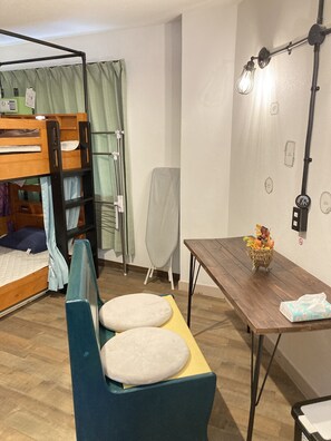 1 dormitori, planxa i posts de planxar, wifi i roba de llit 