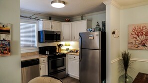 Fridge, microwave, oven, stovetop - Just a walk to the beach, centrally located, multiple pools, family friendly. (Hilton Head Island)