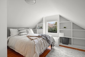 5 bedrooms, desk, iron/ironing board, free WiFi