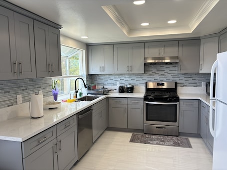 Microwave, stovetop, dishwasher, paper towels. Newly remodeled House in Rowland Heights 4b3b 30 mins to Disneyland