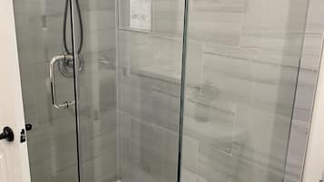 Ducha, secador de pelo, toallas y jabón