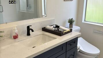 Dusj, hårføner, håndklær og såpe