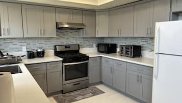 Microondas, placa de cocina, lavavajillas