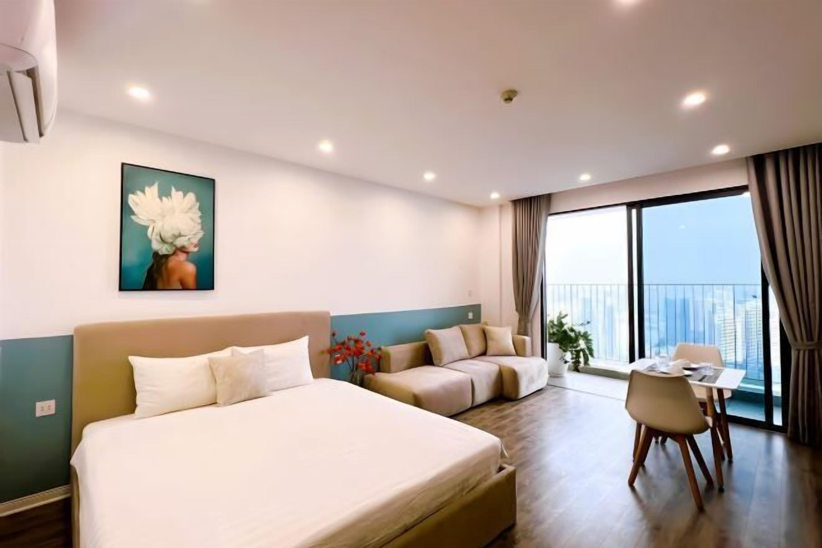 Minibarvarer (inkludert), safe på rommet og skrivebord