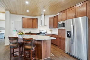Fridge, microwave, oven, stovetop - New Single-Level Cabin Near Boone (Vilas)
