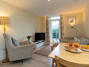 Televisión y chimenea 