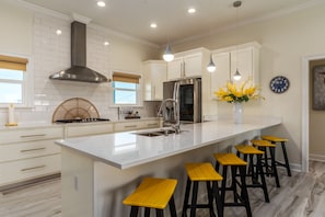 Fridge, microwave, oven, stovetop - Tides Inn | Private Pool. Nightly stays in summer (Dauphin Island)