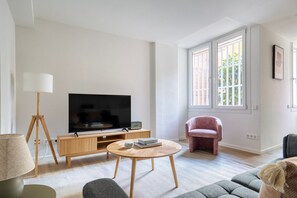 TV, stereo - Deluxe Sarrià 2BR w/ Doorman, Renovated Recently, by Blueground (Barcelona)