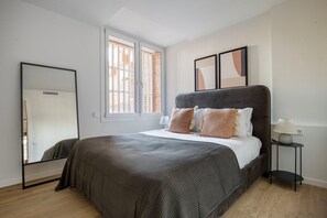 2 bedrooms, iron/ironing board, WiFi, bed sheets - Deluxe Sarrià 2BR w/ Doorman, Renovated Recently, by Blueground (Barcelona)