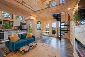 Televisor intel·ligent, llar de foc i llibres 