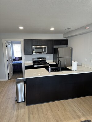 Kylskåp, mikrovågsugn, ugn och spishäll