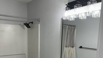 SĂšche-cheveux, serviettes fournies, savon, shampoing