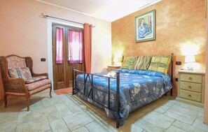 7 bedrooms, travel cot, free WiFi, bed sheets