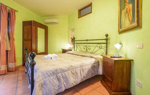 7 bedrooms, travel cot, free WiFi, bed sheets