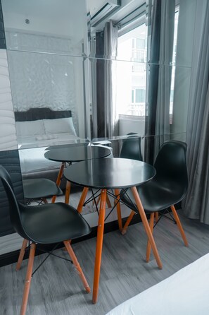 1 bedroom, WiFi, bed sheets - Premiere Cozy stay on Shore Residences Mall of Asia, Pasay, Manila, Philippines  (Pasay)