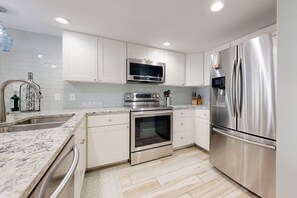 Frigorifero, microonde, forno, piano cottura