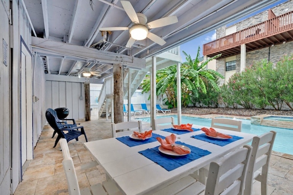 Outdoor dining - Private Home w/Private pool1/2 block from Beach! Stylish Interior! Dog friendly! (South Padre Island)