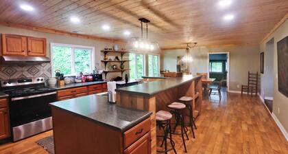 Cozy and Private Gem Cabin in the Smoky Mtns of NC, dog friendly, great views!